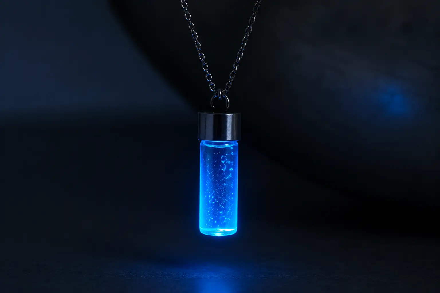 Bioluminescent Algae Necklace Glows Naturally Without Electricity